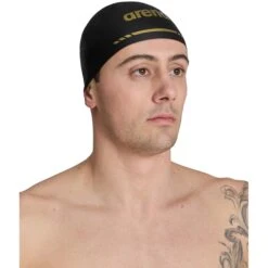 Arena 3D Soft Badmuts - Zwart/Goud 9 Arena 3D Soft Badmuts - Zwart/Goud -Zwemuitrusting arena 3d soft swim cap black gold 3 1513151